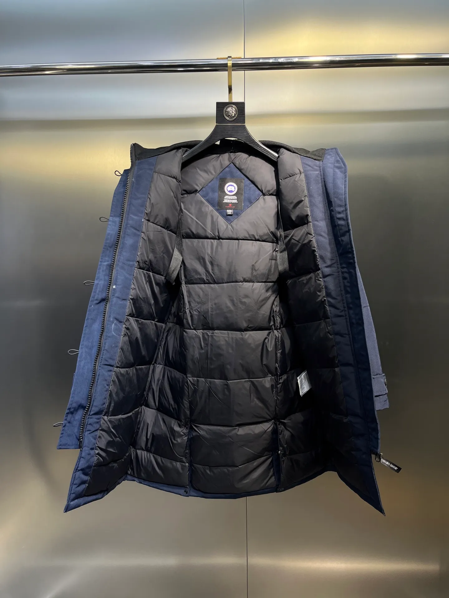 P860 🇨🇦🇨🇦CANADA GOOSE 12 women's models, factory direct supply: supplying global purchasing agents, micro-businesses, entities, Tmall, high-end stalls and studio cooperation, free shipping! Trillium Parka Women's 12 "popular" women's models are chosen by Arctic and Antarctic scientific expedition teams as winter wear, the Rolls-Royce of down jackets. ➖ Industry-leading anti-counterfeiting chip sensing. ➖ Imported Behringer embroidery machines and customized embroidery labels, the highest level and industry leading. ➖ Imported Korean 21-count polyester-cotton blended original fabric, TC85 waterproof coated fabric, water-repellent, windproof and wear-resistant. ➖ The new national standard 80 white duck down is filled with an average of 520 grams of down. The amount of down filled is industry-leading. ➖ 100% nylon lon lining with double double-layer sealing design to prevent velvet running, seamless thread design on cuffs! ➖ Western Canadian Green Wolf Collar. ➖ Yoshida YKK provides original factory-customized electroplated sliders. YKK two-way lockable zippers are tight and smooth and do not peel off paint. ➖ 3M composite Velcro is durable and the accessories and hardware are all custom-made. Note: Our copywriting is only simple and clear. Instead of bragging about the copywriting, it is better to compare and understand with samples. Only for the purest, most focused, most professional, highest quality, and most cost-effective!  SIZE:S-XXL